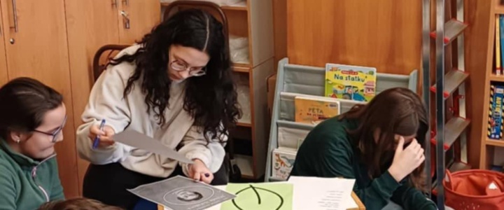 Mezigenerační učení mezi 5. a 9. třídou proběhlo v Obecní knihovně Zdíkov.