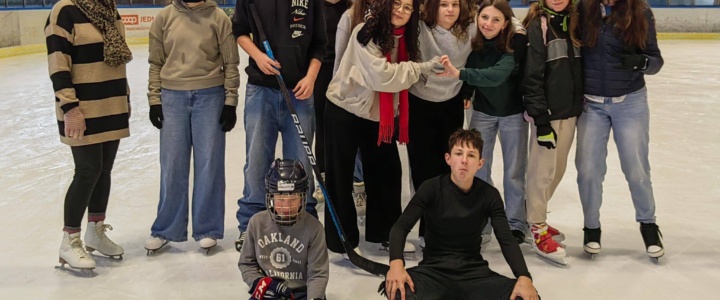 V rámci tělesné výchovy jezdíme opět na bruslení