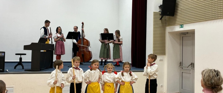 Tanečníci folklorního kroužku ZŠ Zdíkov Žežulenka