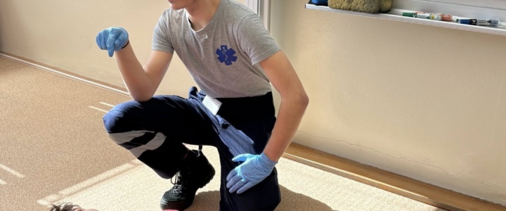 Náš bývalý žák Vojtěch Netáhlo proškolil deváťáky v základech první pomoci
