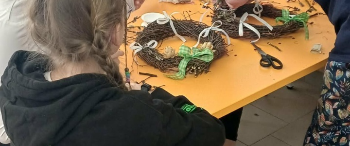 Dnešní mezigenerační setkání našich šesťáků s klienty DS Kůsov jsme ladili do jarní nálady.