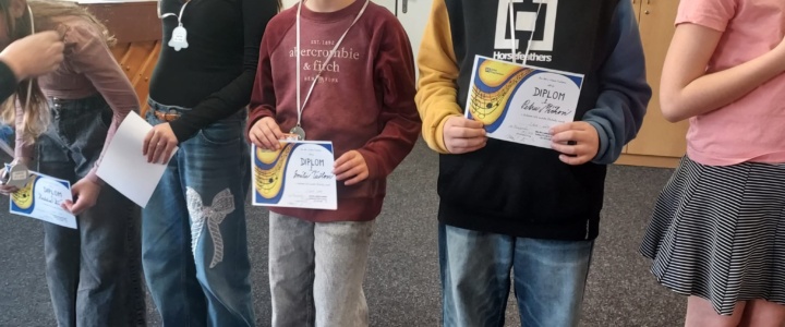 Z okrskového kola pěvecké soutěže si naši žáci přivezli spoustu diplomů.