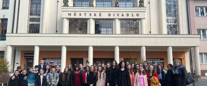 Žáci 2. stupně navštívili divadelní představení Petr a Lucie v Písku